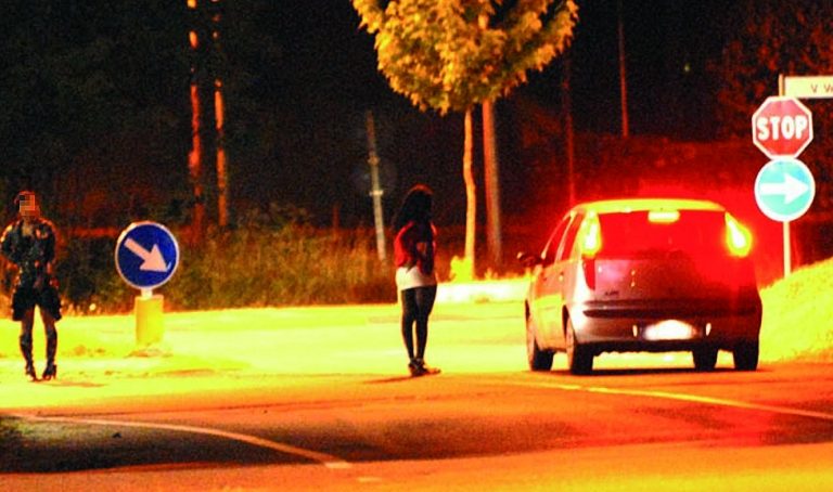 Prostituzione nel Comasco: patteggiano in quattro