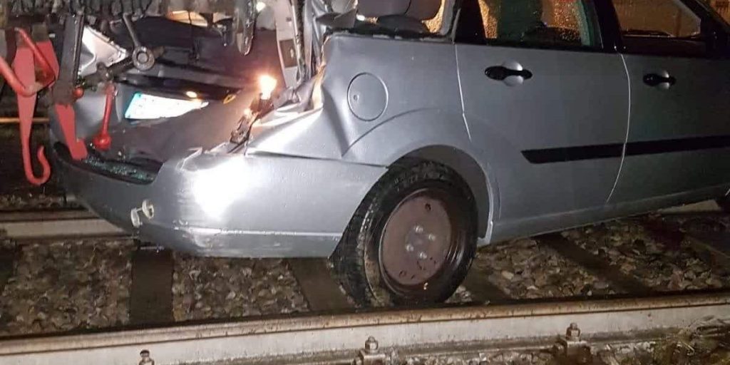 Erba: treno in manovra finisce contro una vettura