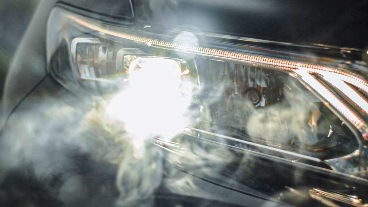Fari abbaglianti accesi
