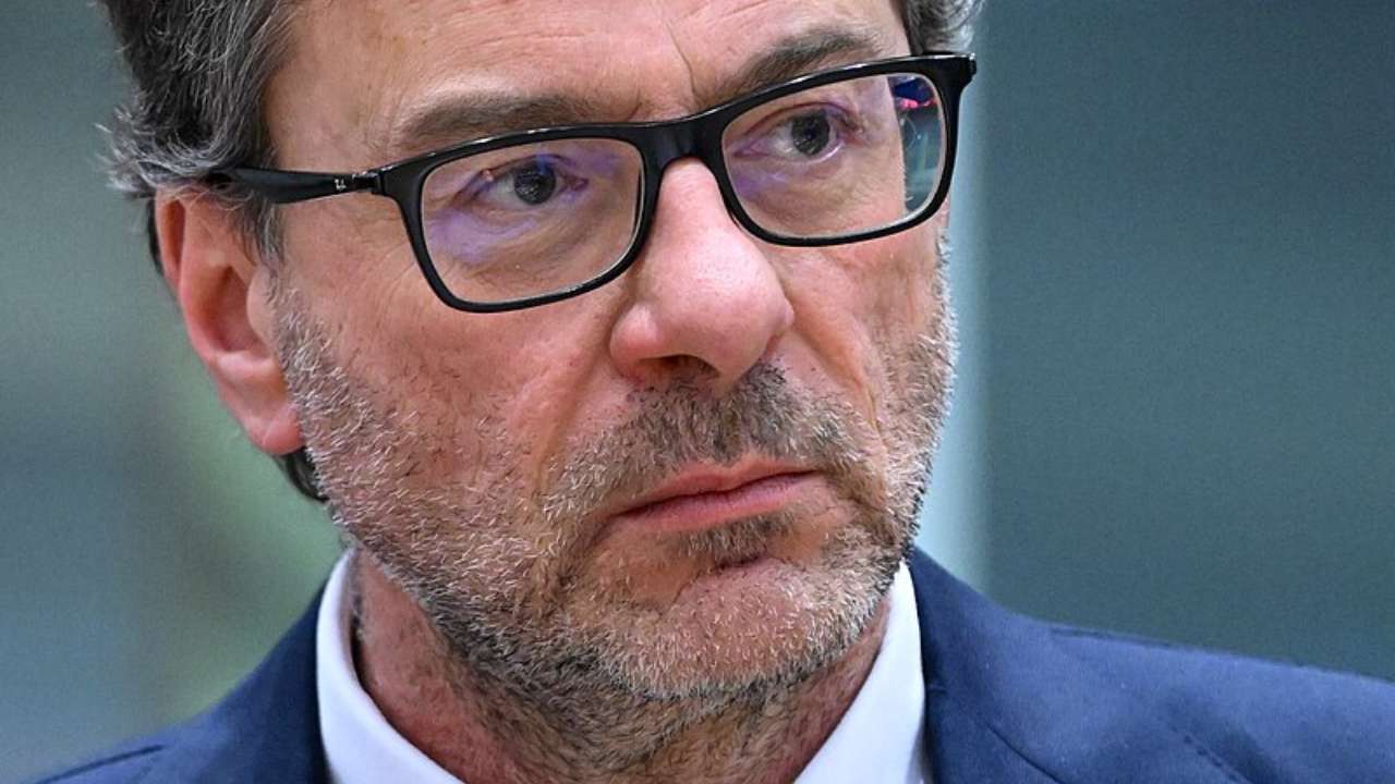 1 ottobre 2025: Giorgetti ha appena abolito la NASPI | Non ti tocca più: ti licenziano e finisci sotto ai ponti