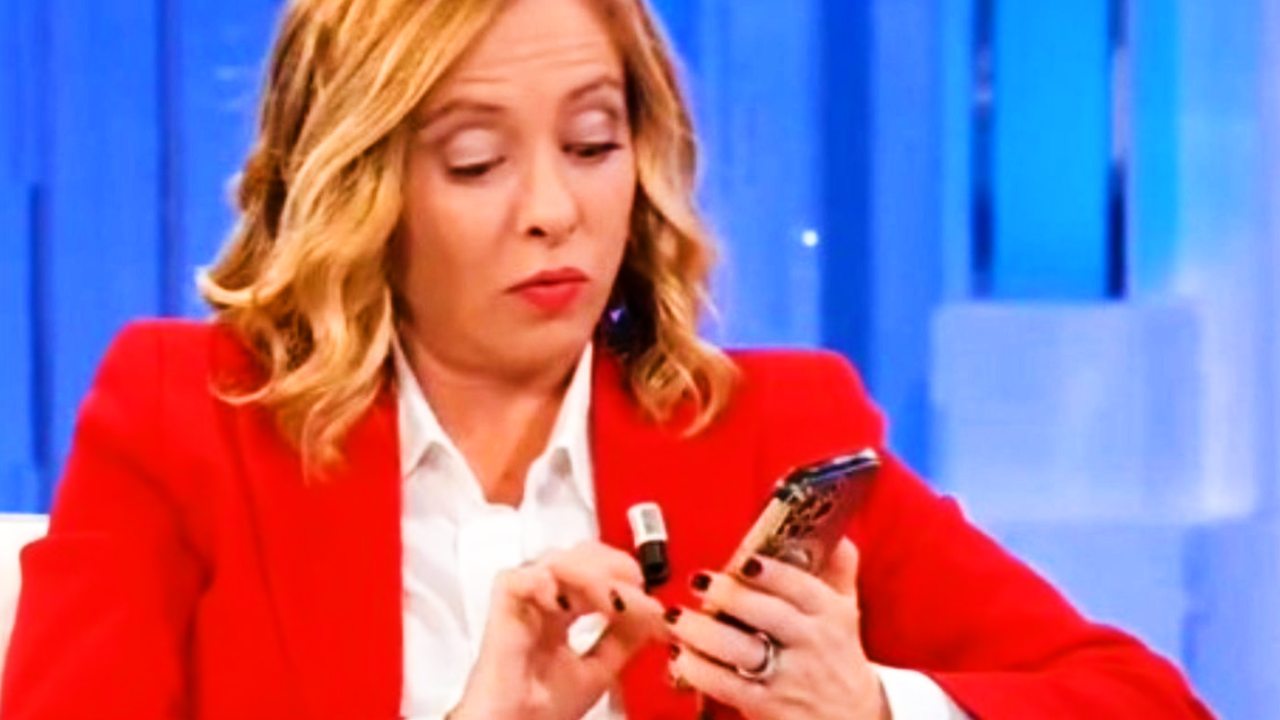 Giorgia Meloni al telefono (Rai) Corrieredicomo.it (1)