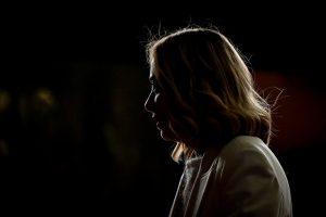 Giorgia Meloni in penombra