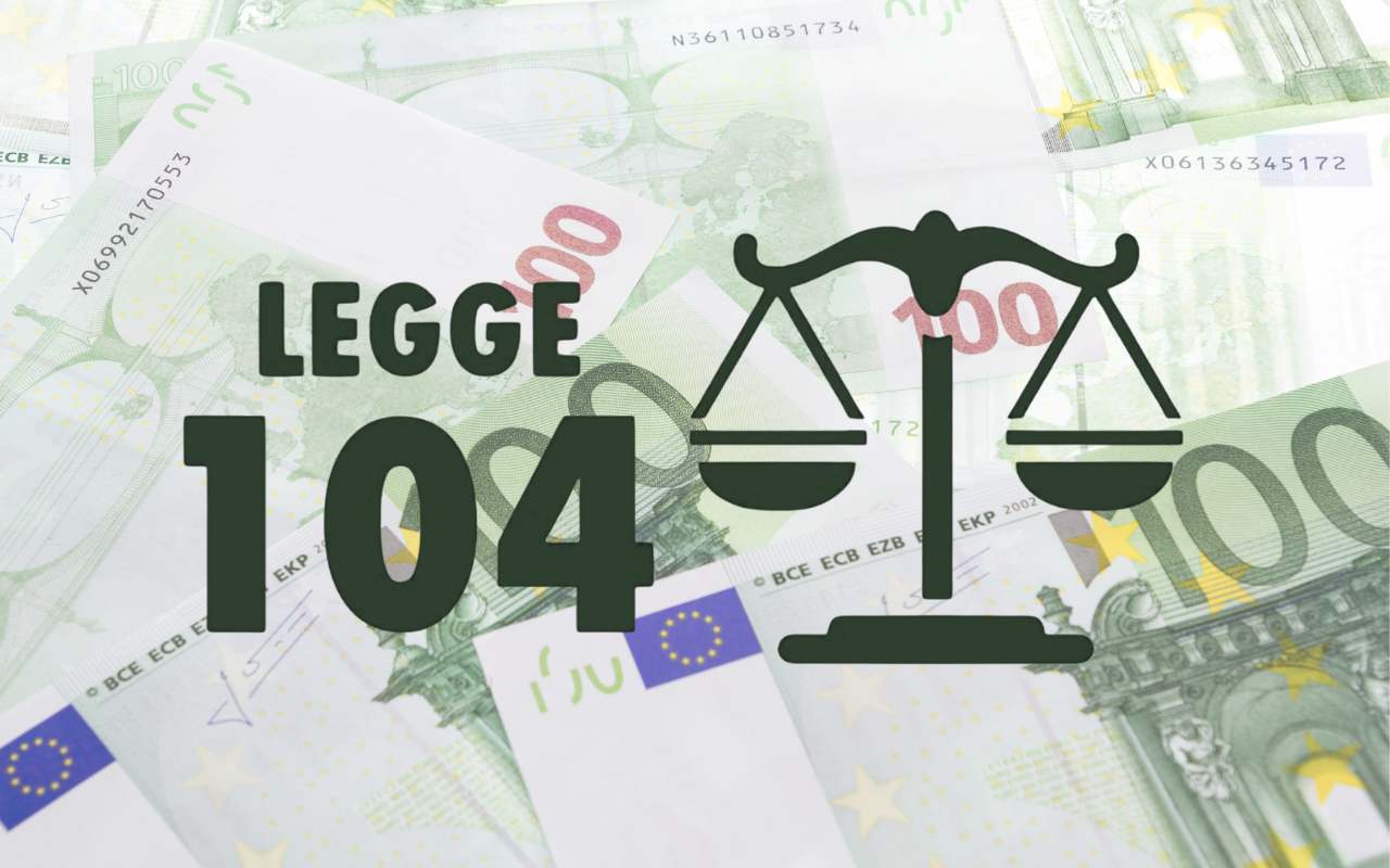 Banconote da 100€ sullo sfondo e scritta "Legge 104" in primo piano
