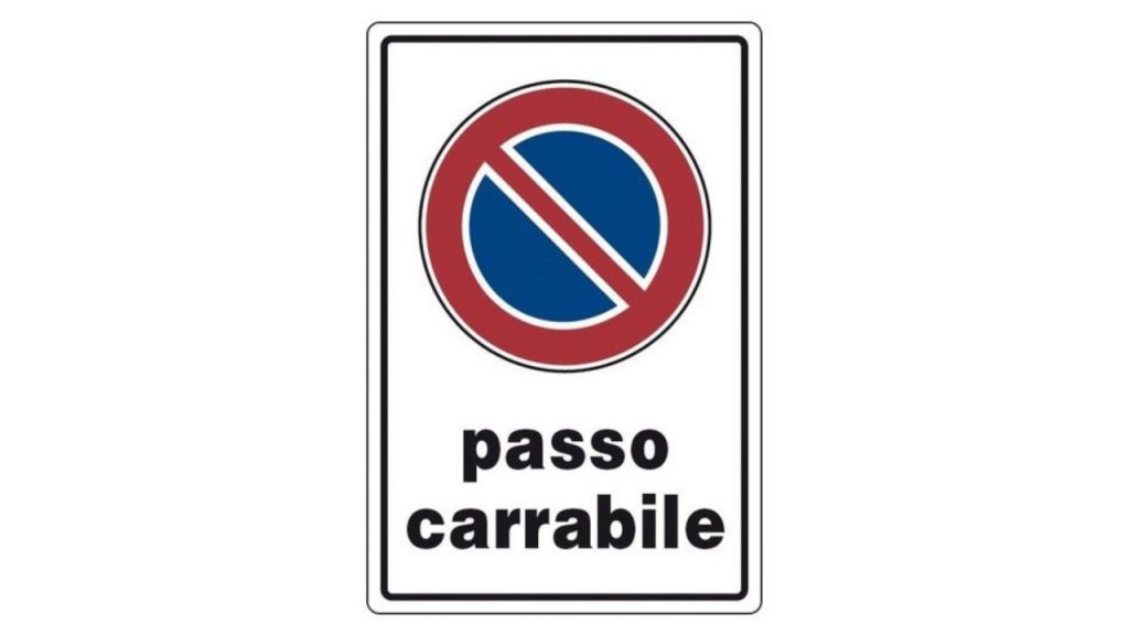 Addio al passo carrabile, da oggi ti basta un bigliettino scritto a mano | Sono obbligati a non parcheggiare