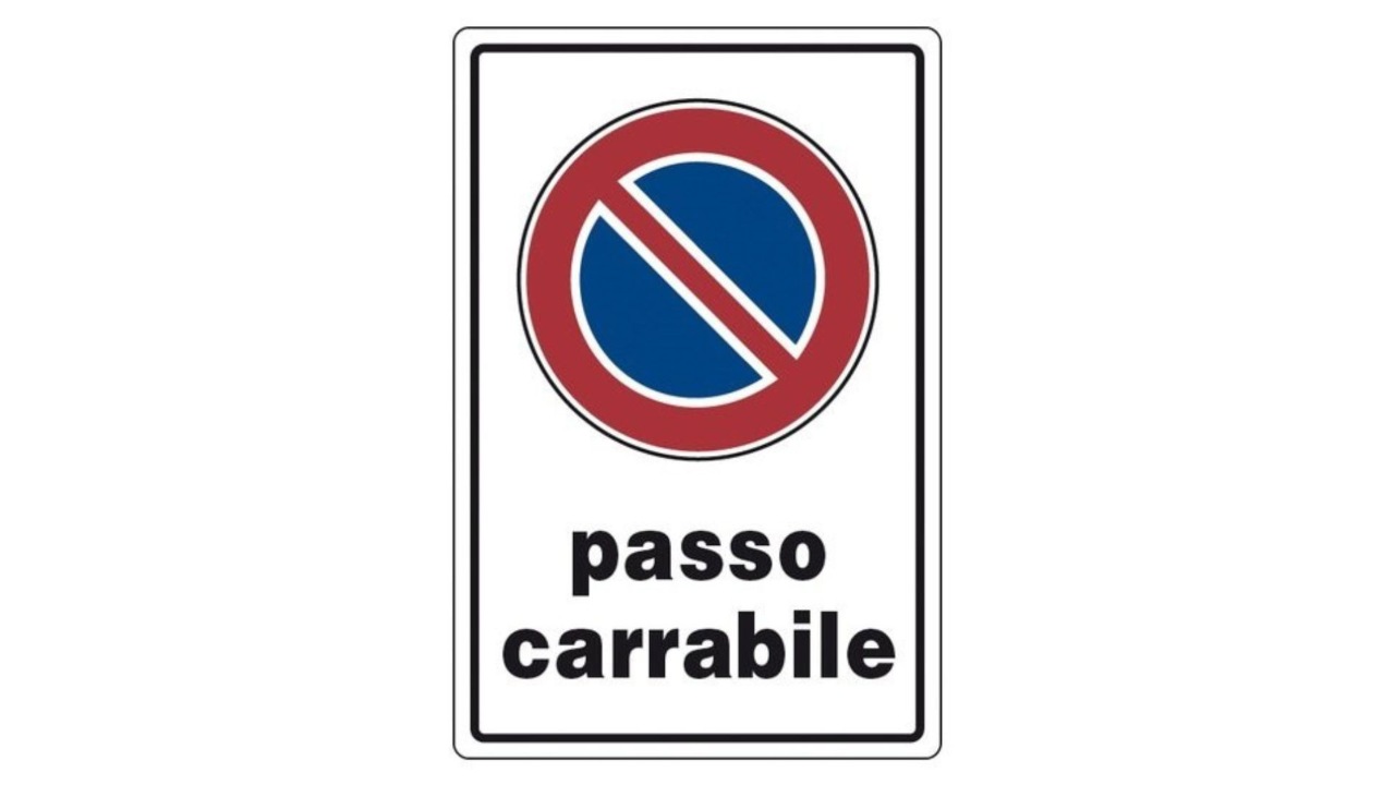 Addio al passo carrabile, da oggi ti basta un bigliettino scritto a mano | Sono obbligati a non parcheggiare