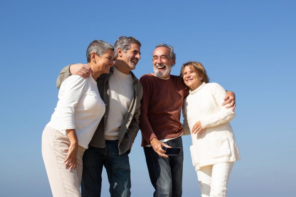 Pensionati 60enni che si abbracciano e sorridono