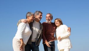 Anziani che si abbracciano e sorridono