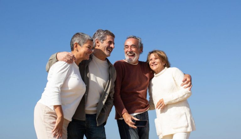 Anziani che si abbracciano e sorridono