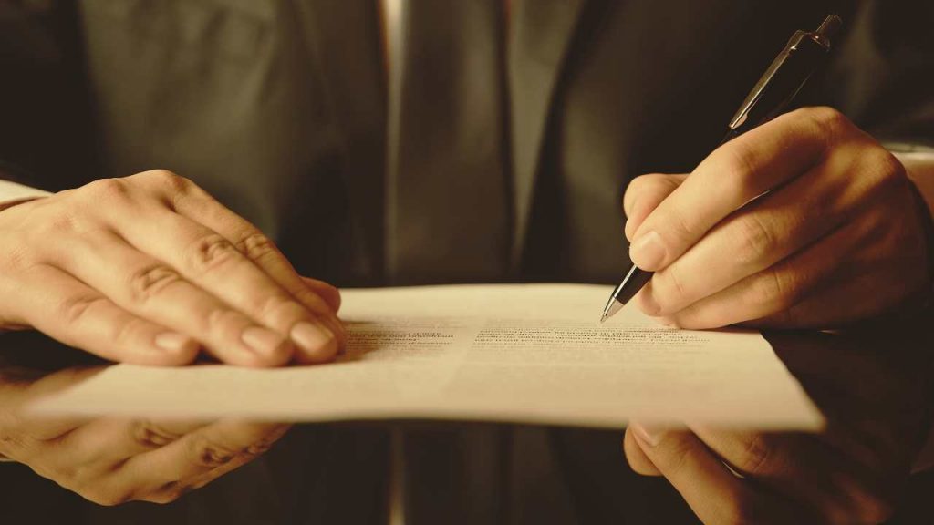 Disastro pignoramenti, da oggi basta una firma e ti levano tutto: ti ritrovi senza una casa