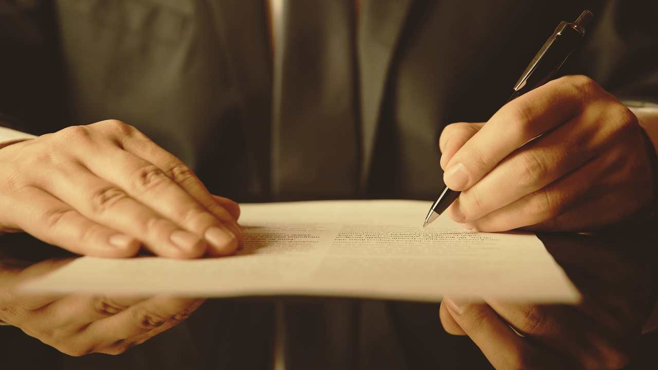 Disastro pignoramenti, da oggi basta una firma e ti levano tutto: ti ritrovi senza una casa