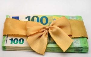 Banconote da 100€ con fiocco giallo