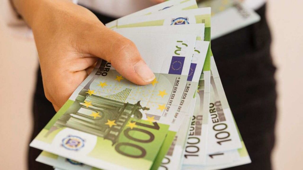 aiuto governo - freepik - corrieredicomo.it