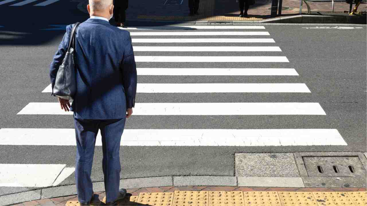 attraversare le strisce - freepik- corrieredicomo.it