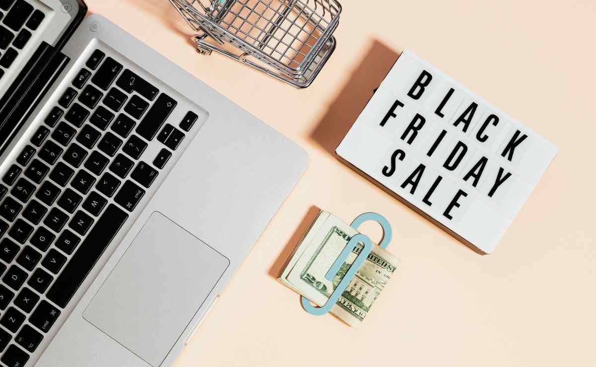 Allarme Black Friday, sembrano offerte bomba ma sono truffe | Ma c’è un modo per riconoscerle