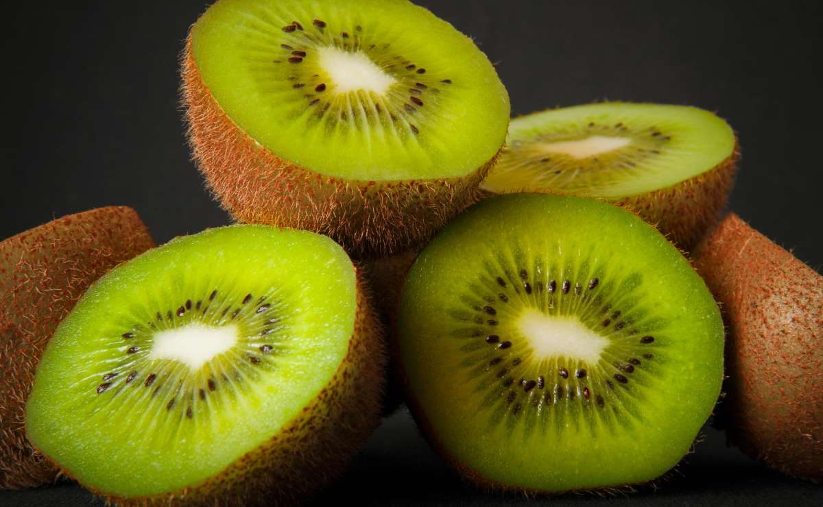 Kiwi, ancora li mangi senza buccia? Sei rimasto l’unico a farlo | È la parte più nutriente del frutto