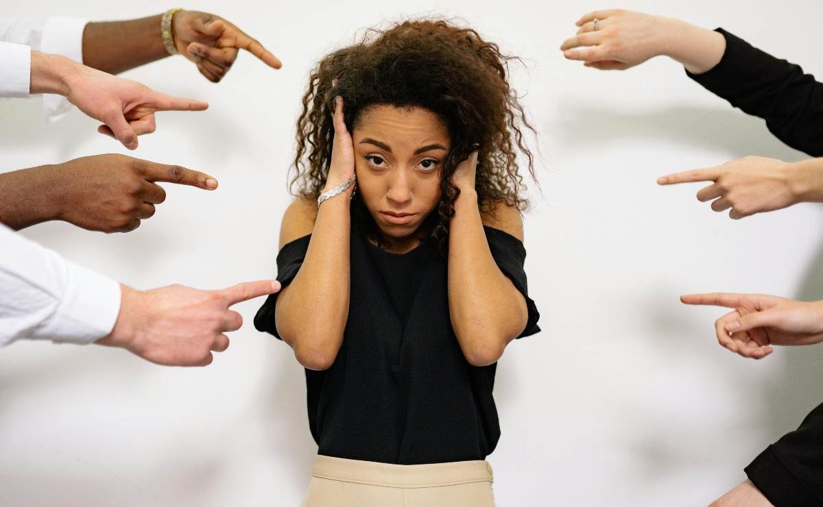 Sono stata molestata ma mi hanno dato la colpa | A pagare sono sempre le vittime: spunta la legge più discussa di sempre