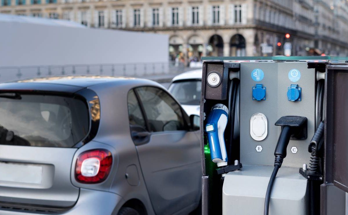 Auto elettriche, addio alle colonnine | Cambia il metodo di ricarica: non servirà nemmeno la spina