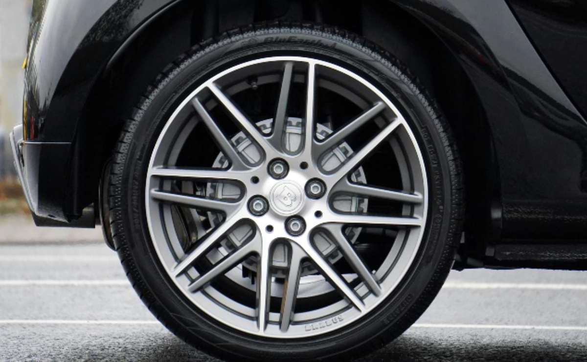 Pneumatici, occhio a questo segnale | Stai rischiando la vita e non lo sai: FERMATI ISTANTANEAMENTE