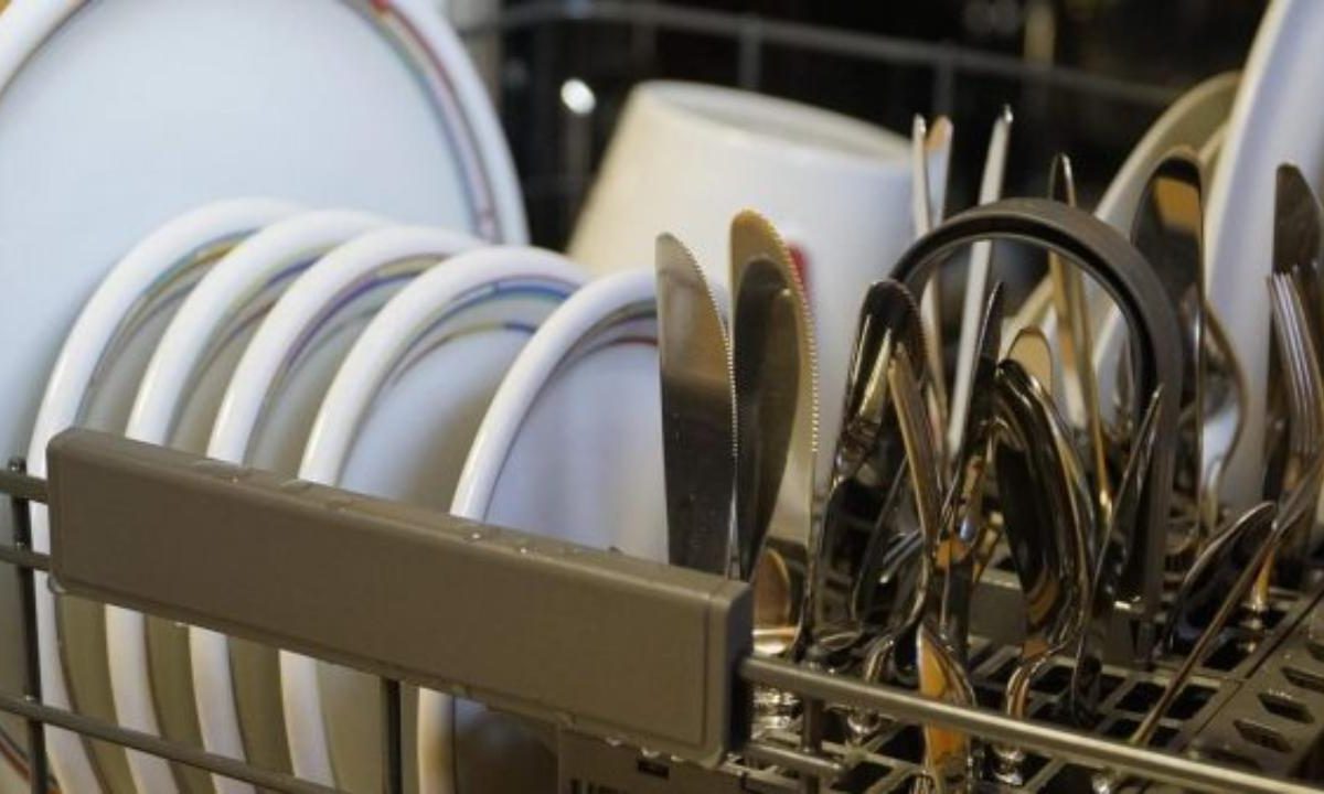 Lavastoviglie, 9 persone su 10 sbagliano tutto | “Mai aprirla a fine ciclo”: il perché è sconvolgente