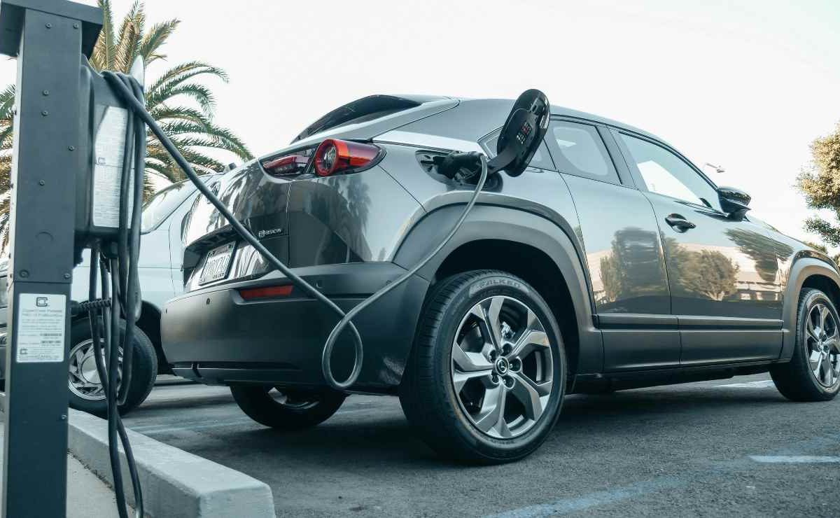 Zona di ricarica auto elettriche: da oggi ci può parcheggiare chiunque | Non scatta nessuna multa