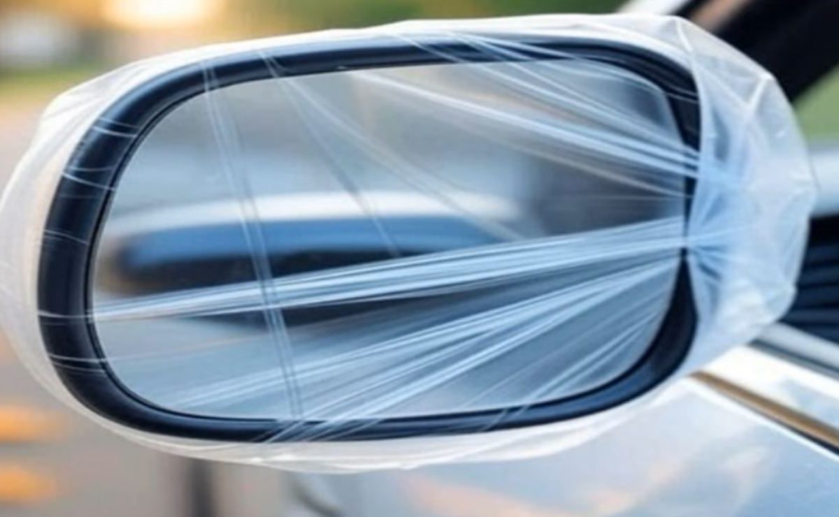 Sacchetti di plastica sugli specchietti: il nuovo trucco che sta spopolando | Ecco qual è la sua utilità